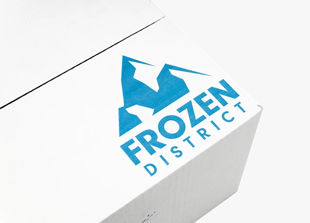 logo firmy na pudełku wysyłkowym frozen district
